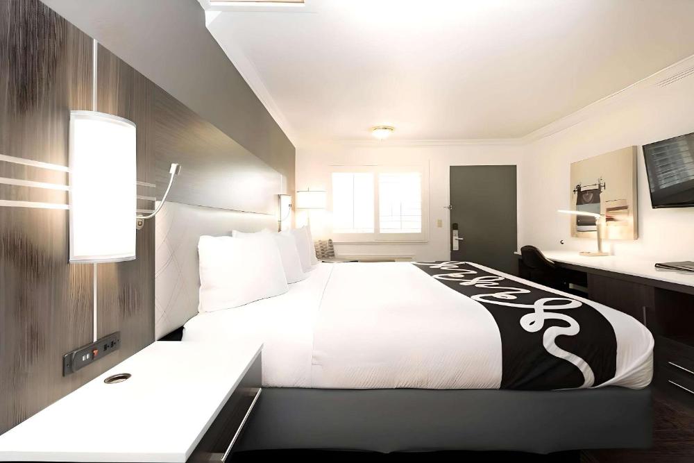 Queen Room - Non Smoking interior